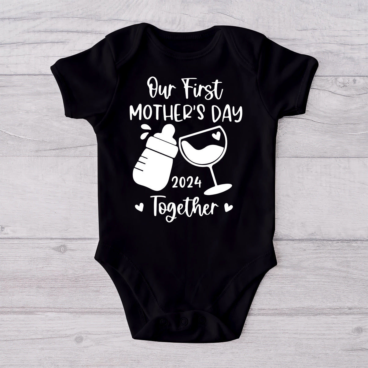 Unser erster gemeinsamer Muttertag – Milch und Wein – personalisiertes Mutter-T-Shirt und Baby-Body