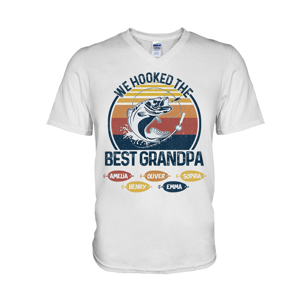 Wir haben den besten Angel-Papa und Opa am Haken! – Angelgeschenk für Papa und Opa – Personalisiertes T-Shirt und Hoodie