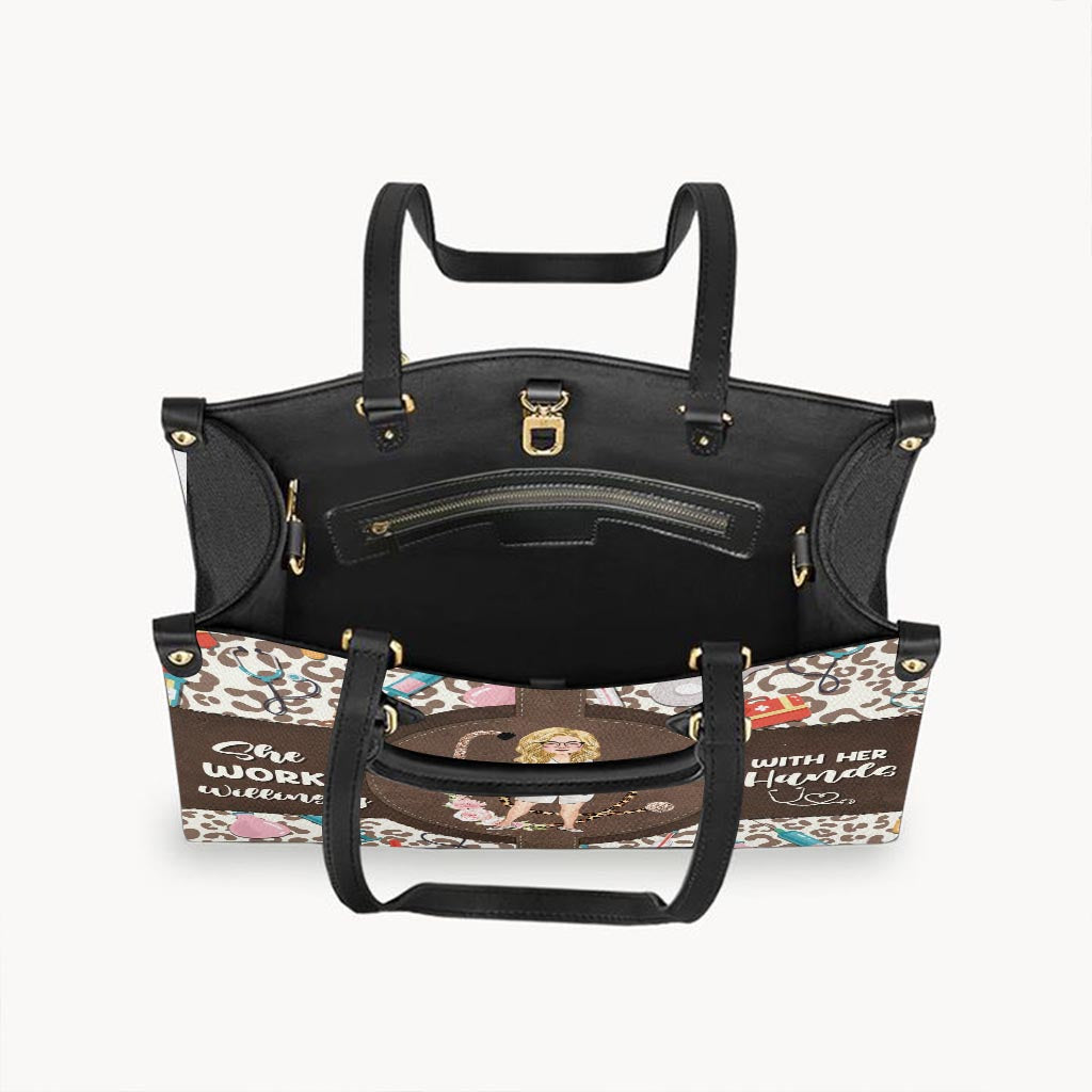 Sie arbeitet bereitwillig mit ihren Händen – personalisierte Lederhandtasche für Krankenschwestern