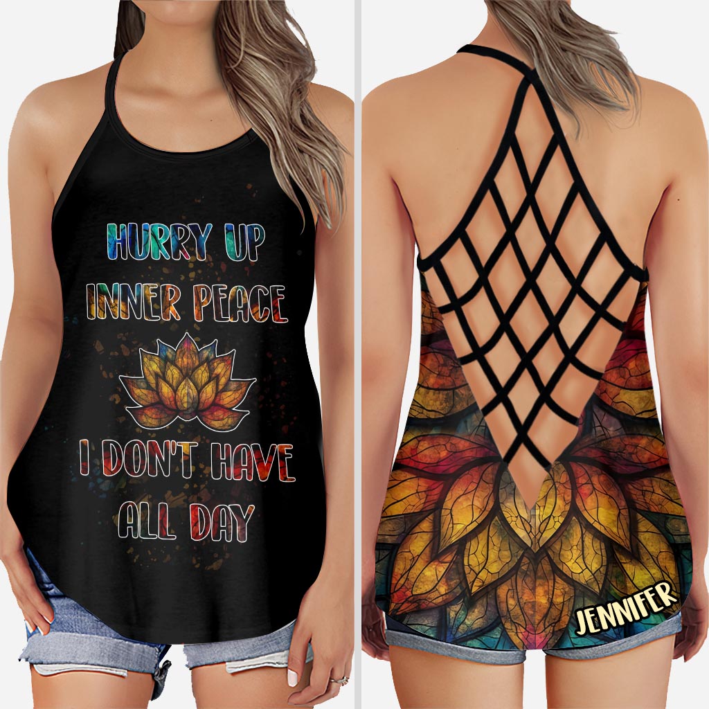 Beeil dich, innere Ruhe zu finden – personalisiertes Yoga-Kreuz-Tanktop