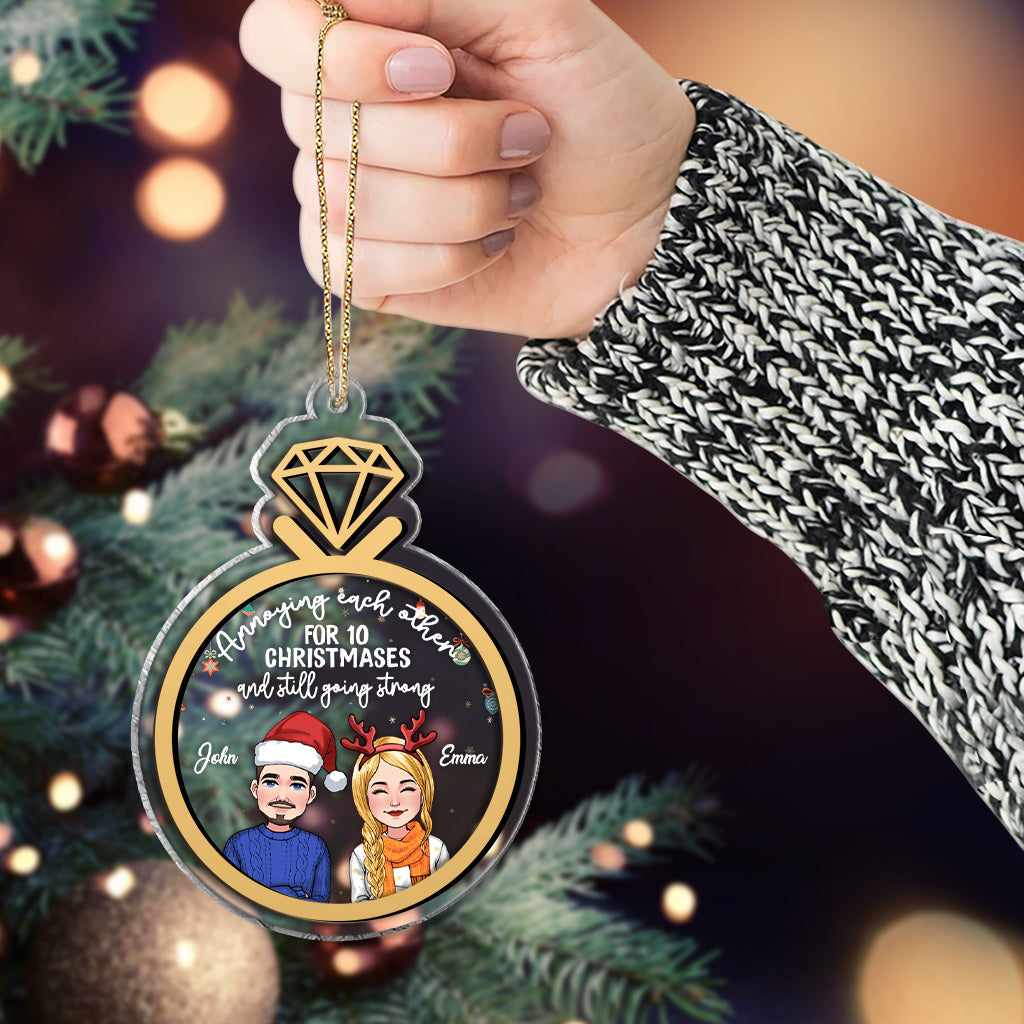 Sich zehn Weihnachten lang gegenseitig ärgern – Personalisierter zweilagiger Weihnachtsschmuck für Ehepaare