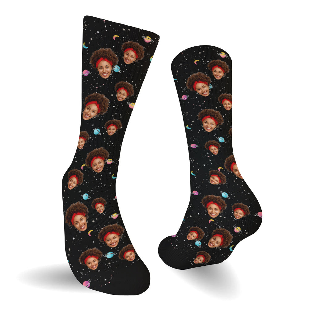 Personalisierte Socken mit Galaxy-Gesichtsmotiven für die Tochter