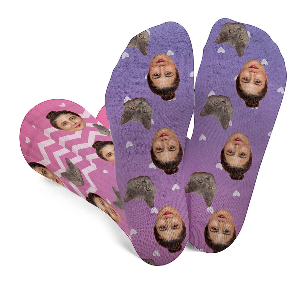 Individuelles lila Katzenmuster – personalisierte Socken