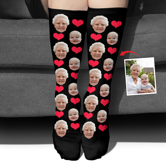 Socken mit individuellem Herzmuster – Personalisierte Socken für Oma