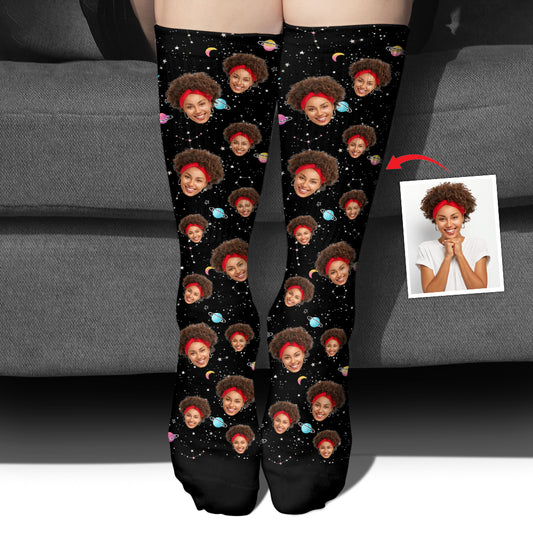 Personalisierte Socken mit Galaxy-Gesichtsmotiven für die Tochter