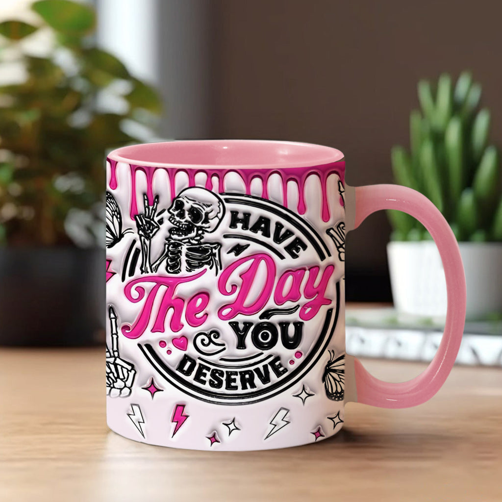 Genieße den Tag, den du verdienst – personalisierte Tasse mit Totenkopf-Akzent
