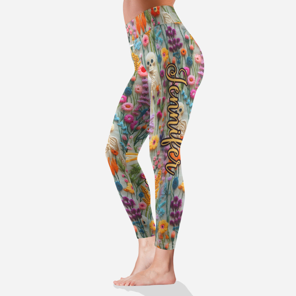 Leggings mit Totenkopf-Motiv und Blumenmuster
