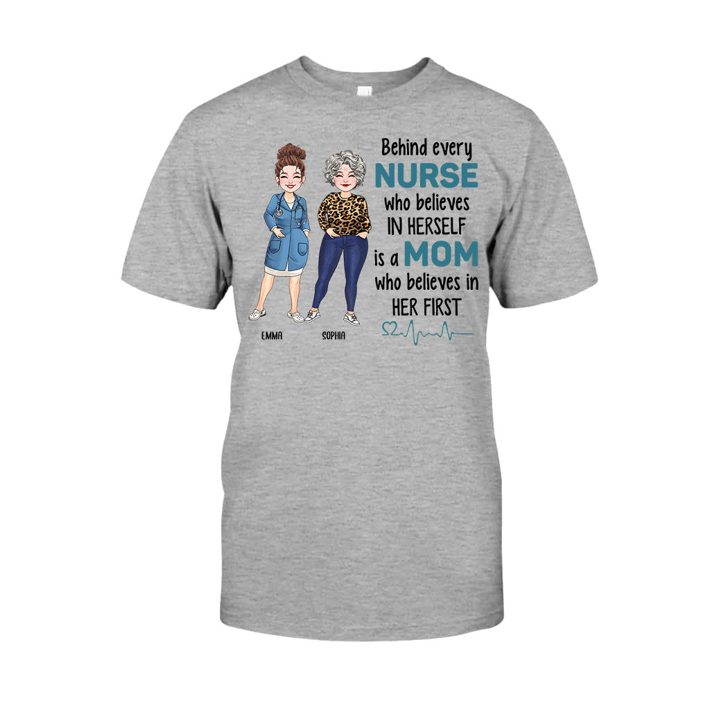 Hinter jeder Krankenschwester, die an sich selbst glaubt – personalisiertes T-Shirt und Hoodie für Krankenschwestern