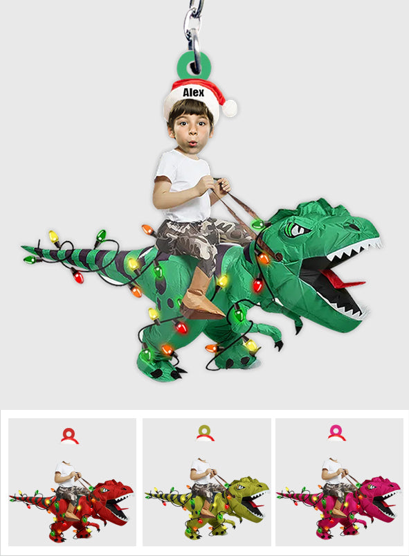 Niedliches Kind reitet auf dem Dinosaurier - Personalisierter Kinder-Schlüsselanhänger