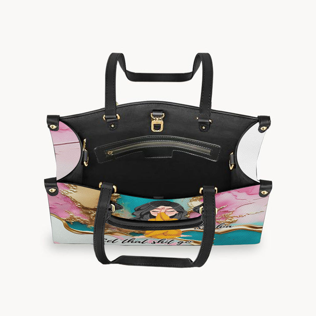 Lass den Scheiß los – personalisierte Yoga-Lederhandtasche