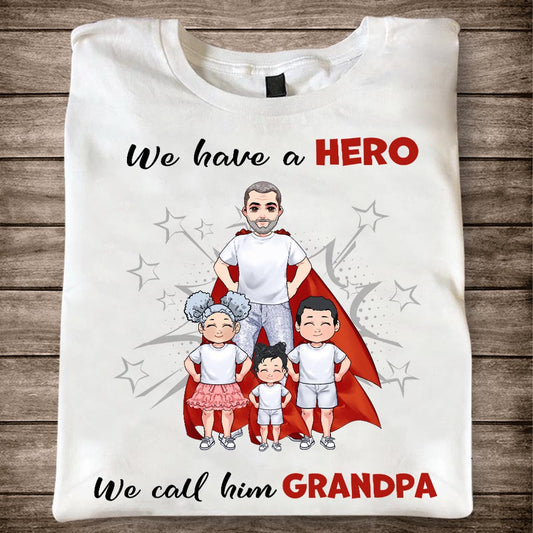 Wir haben einen Helden – Geschenk für Papa, Opa, Bruder, Onkel – Personalisiertes T-Shirt und Hoodie