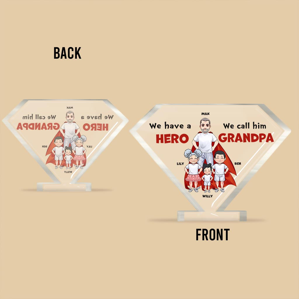 Wir haben einen Helden – Geschenk für Papa, Opa, Bruder, Onkel – Personalisierte Acrylplakette in individueller Form