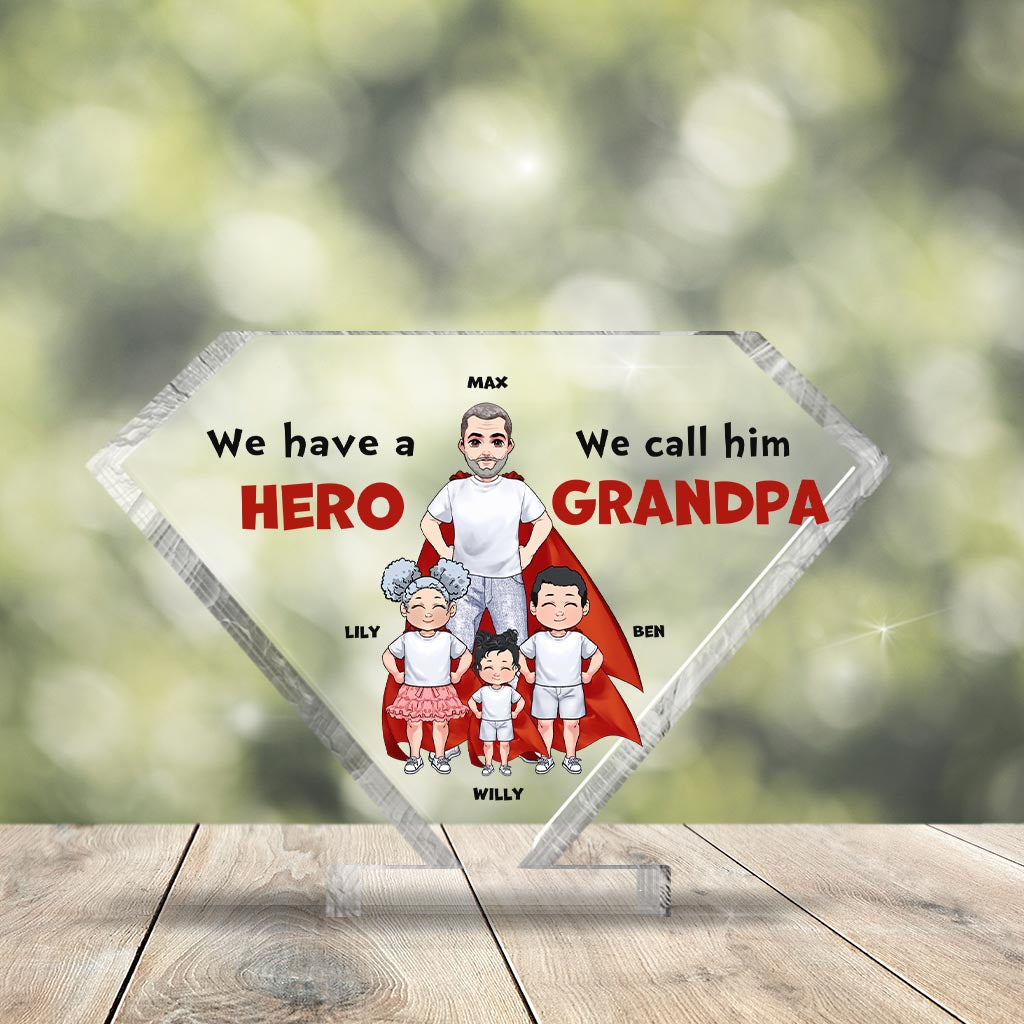 Wir haben einen Helden – Geschenk für Papa, Opa, Bruder, Onkel – Personalisierte Acrylplakette in individueller Form
