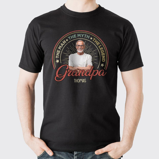 Der Mann, der Mythos, die Legende – Geschenk für Papa, Opa – Personalisiertes T-Shirt und Hoodie