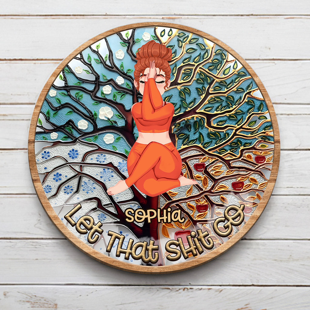 Lass den Scheiß los – Personalisiertes Yoga-Rundschild aus Holz