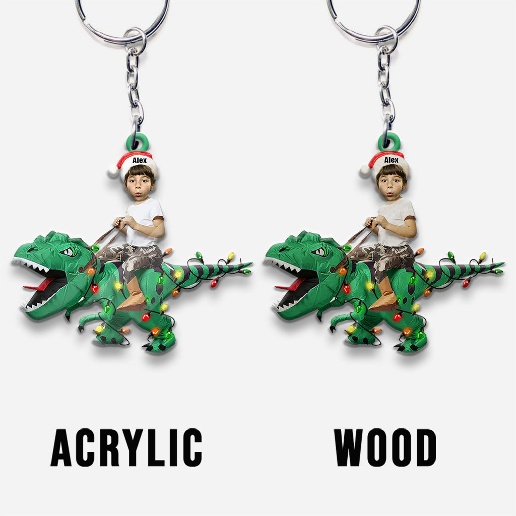 Niedliches Kind reitet auf dem Dinosaurier - Personalisierter Kinder-Schlüsselanhänger