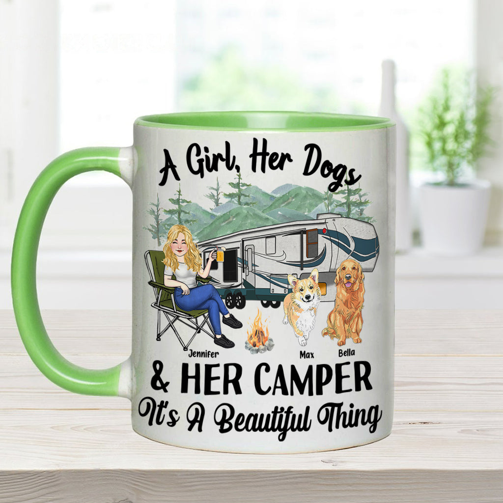 Ein Mädchen, ihr Hund und ihr Wohnmobil – Campinggeschenk für Hundeliebhaber – Personalisierte Tasse mit Akzent