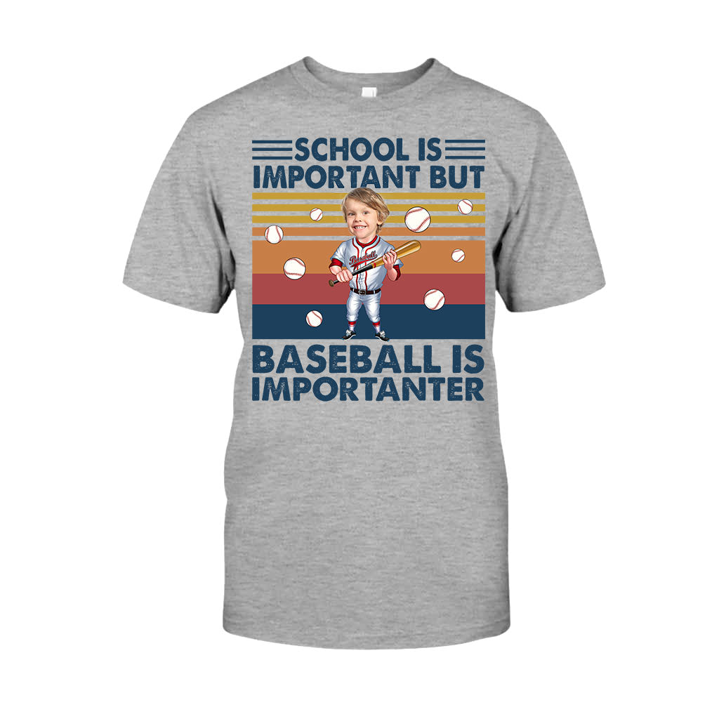 Schule ist wichtig, aber – personalisiertes Baseball-T-Shirt und Hoodie