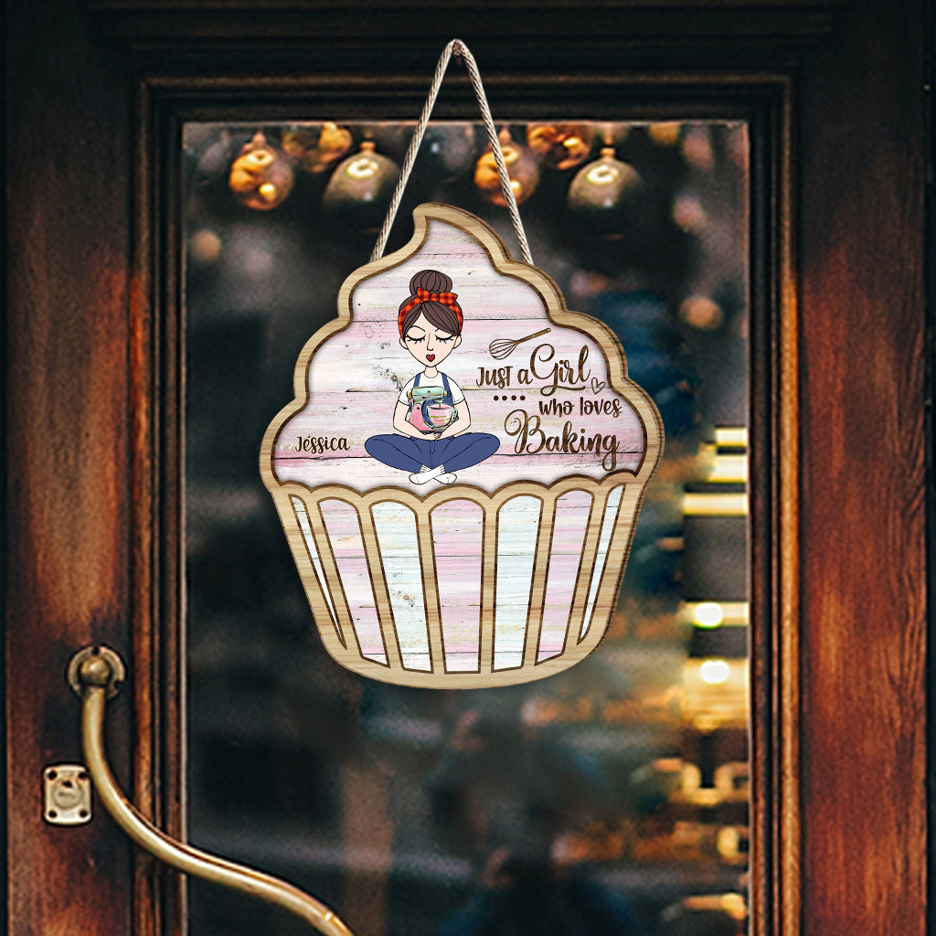 Einfach ein Mädchen, das Backen liebt – personalisiertes Backschild aus Holz