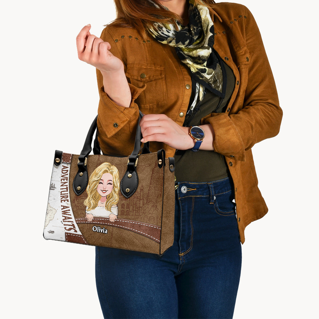 Das Abenteuer wartet – Personalisierte Reisehandtasche aus Leder