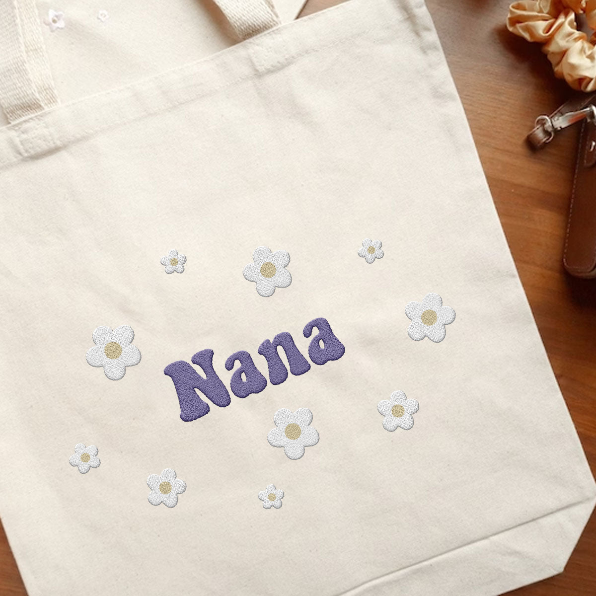 Personalisierte Tragetasche mit Namensaufdruck und Blume – bestickt für Oma