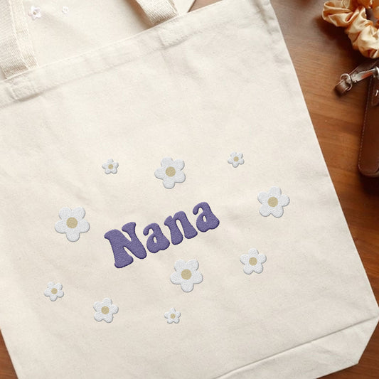 Personalisierte Tragetasche mit Namensaufdruck und Blume – bestickt für Oma