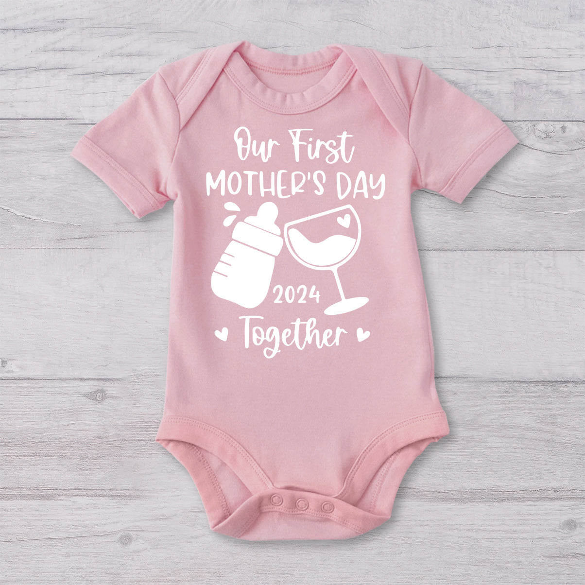 Unser erster gemeinsamer Muttertag – Milch und Wein – personalisiertes Mutter-T-Shirt und Baby-Body