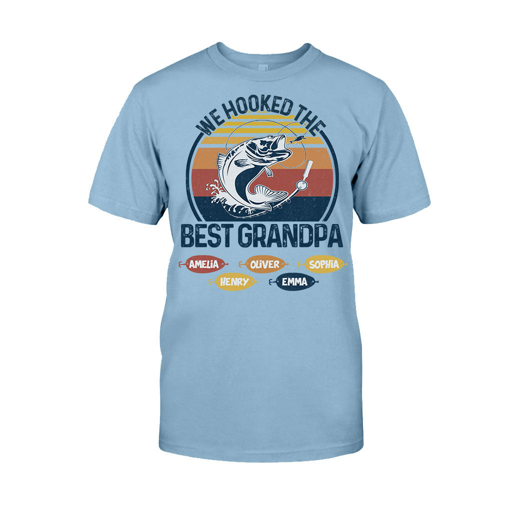 Wir haben den besten Angel-Papa und Opa am Haken! – Angelgeschenk für Papa und Opa – Personalisiertes T-Shirt und Hoodie