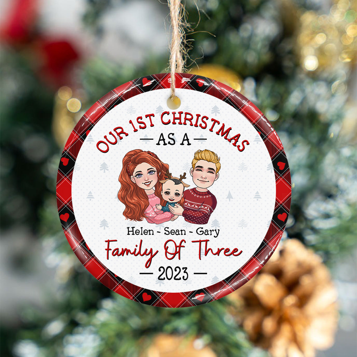 Erstes Weihnachtsfest zu dritt – Geschenk für Neugeborene – Personalisierter Keramik-Kreisanhänger