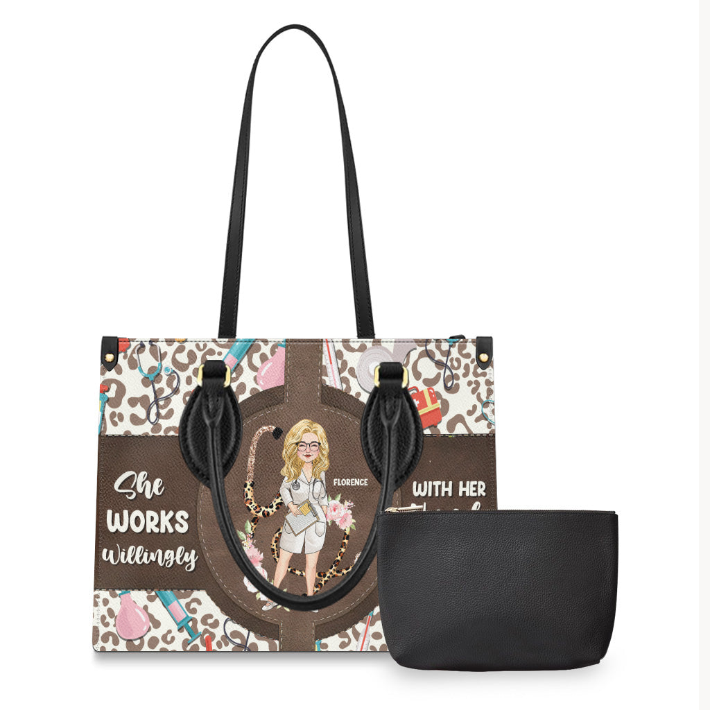 Sie arbeitet bereitwillig mit ihren Händen – personalisierte Lederhandtasche für Krankenschwestern