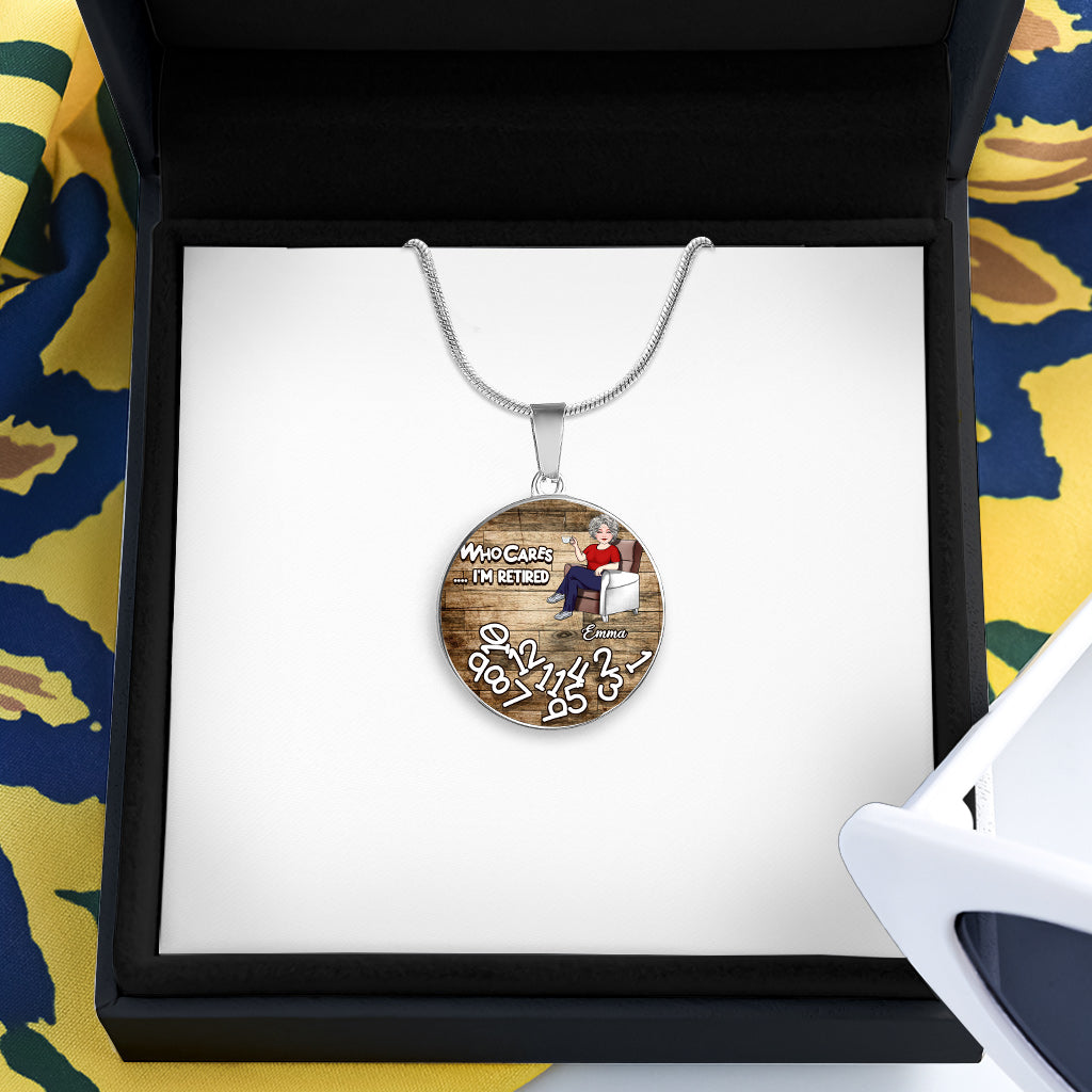 Wen kümmert's, ich bin im Ruhestand? – Personalisierte runde Halskette mit Anhänger für Rentner