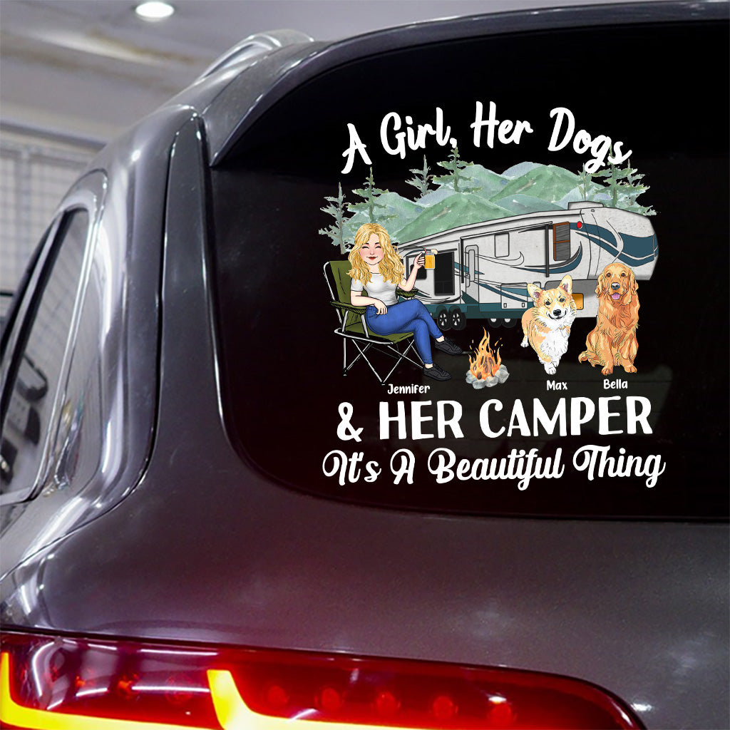 Ein Mädchen, ihr Hund und ihr Wohnmobil – Personalisierter Camping-Aufkleber