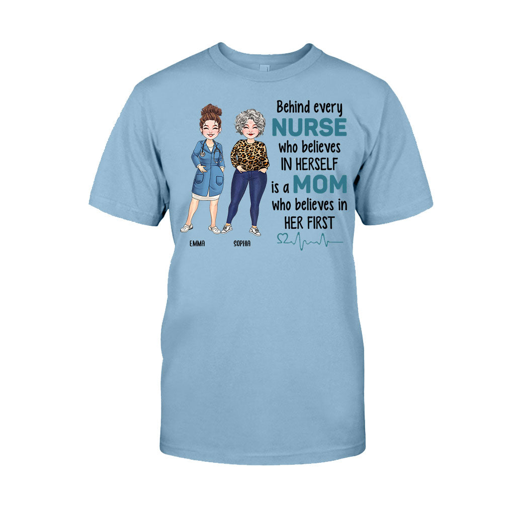 Hinter jeder Krankenschwester, die an sich selbst glaubt – personalisiertes T-Shirt und Hoodie für Krankenschwestern