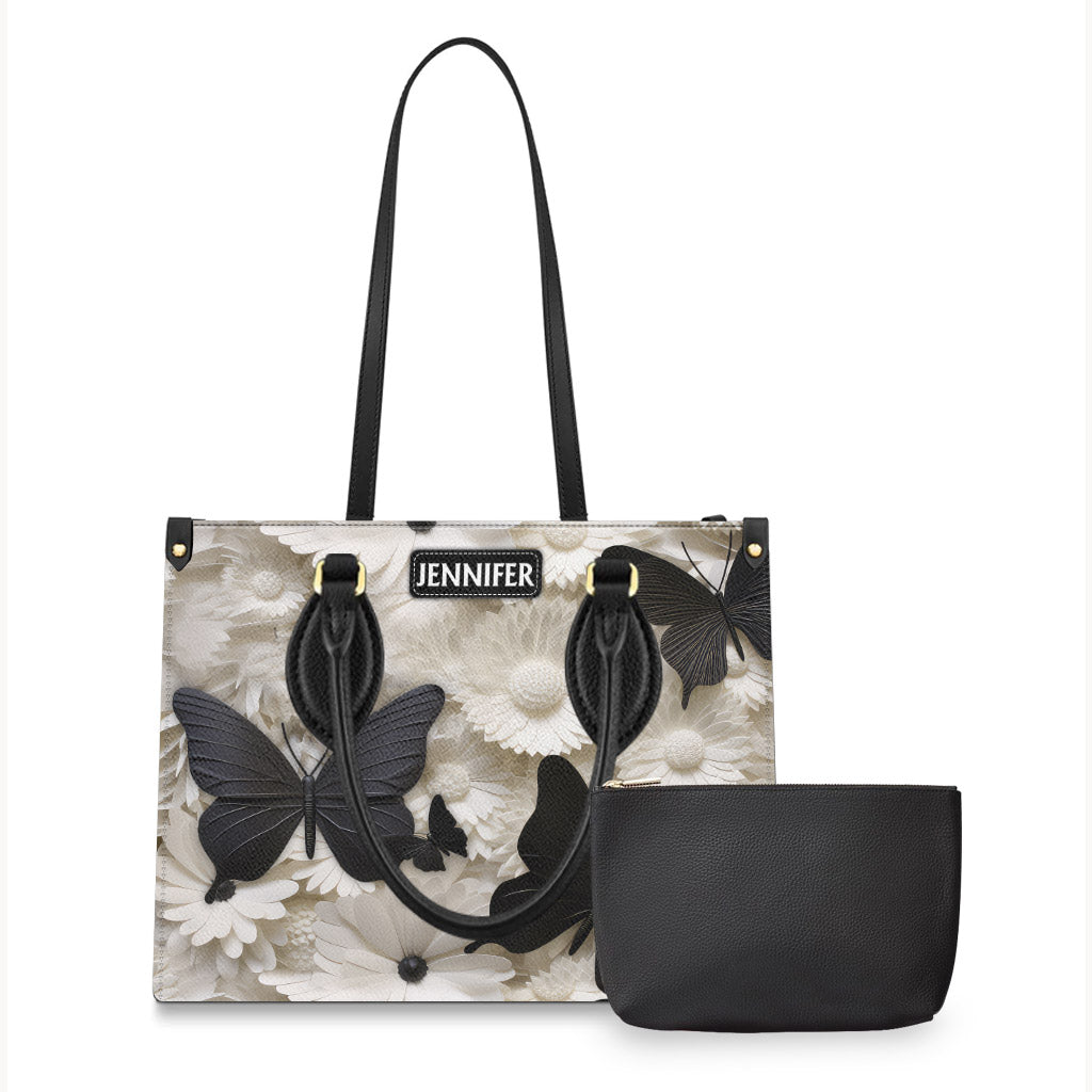 Elegante, personalisierte Schmetterlings-Lederhandtasche in Schwarz und Weiß mit Schmetterlingen und Blumen