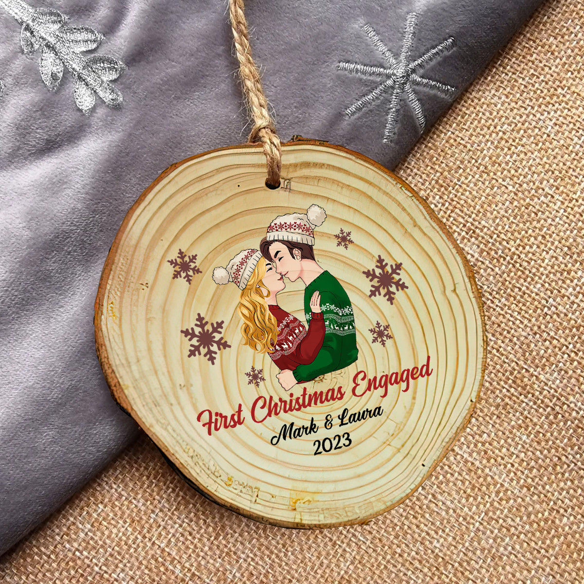 Erstes Weihnachtsfest zur Verlobung – Geschenk für Freund/Freundin – Personalisierter Holzschmuck aus einer Scheibe