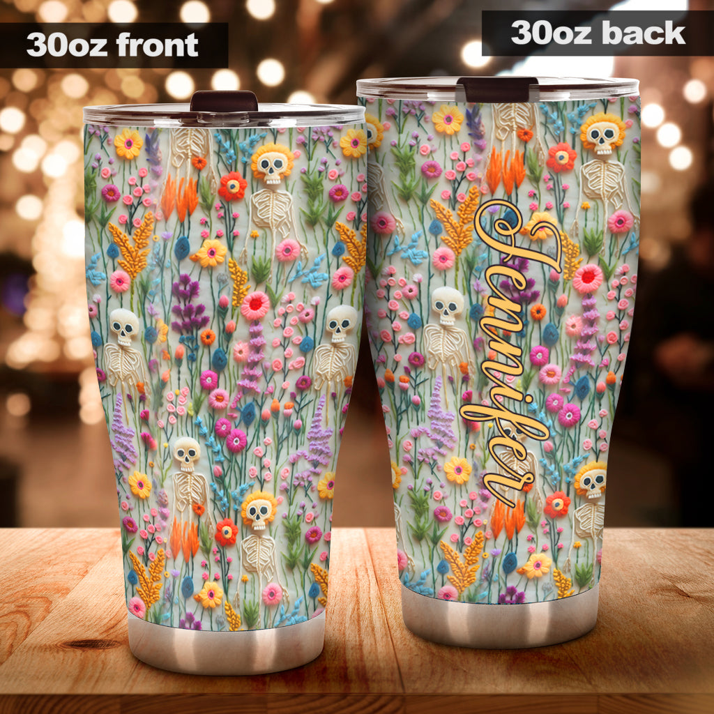 Personalisierter Totenkopf-Trinkbecher mit Blumenskelett