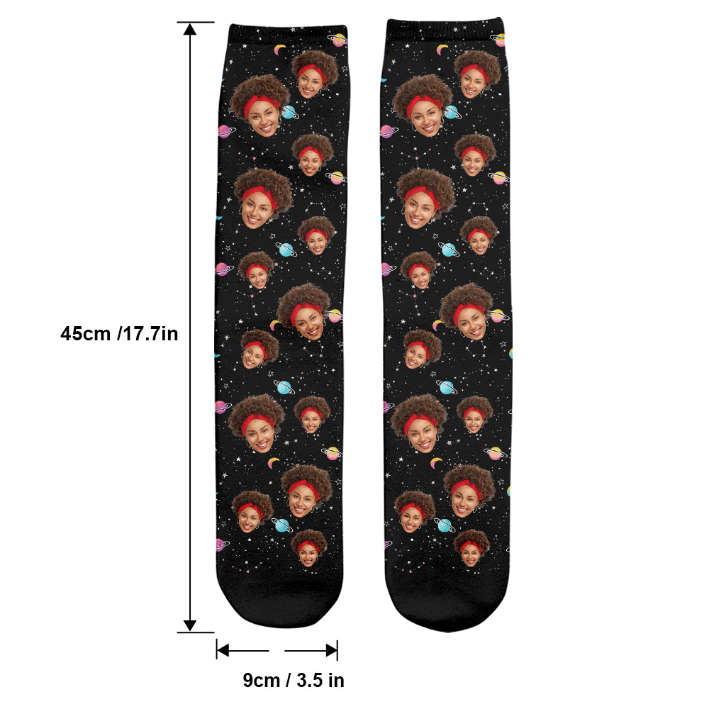 Personalisierte Socken mit Galaxy-Gesichtsmotiven für die Tochter