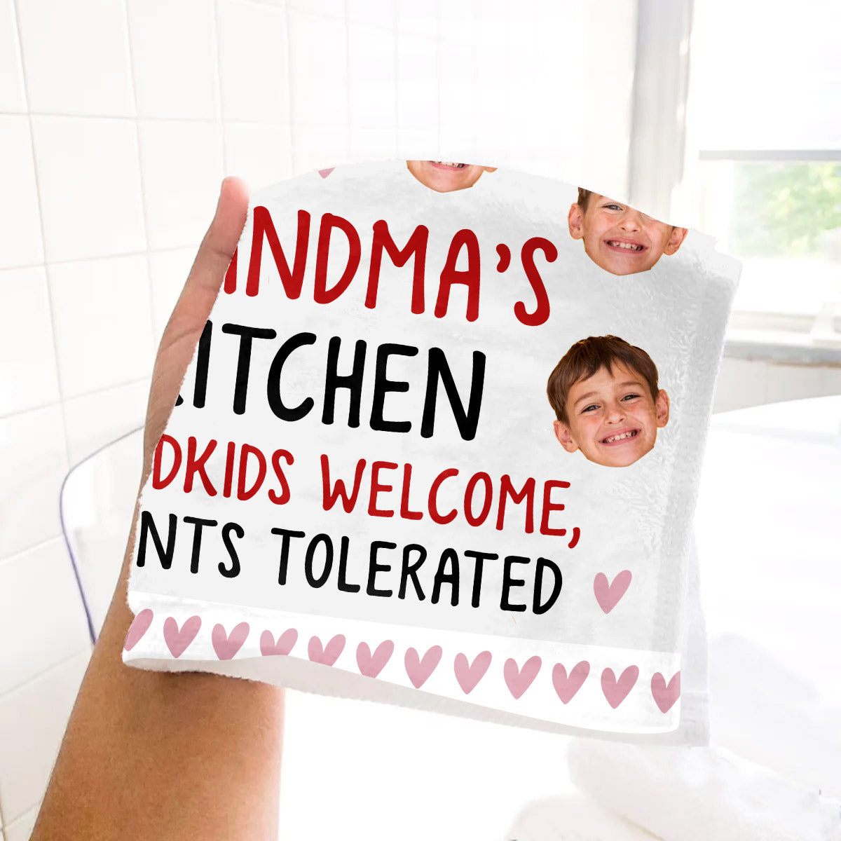 Omas Küche – Enkelkinder willkommen, Eltern toleriert – Geschenk für Oma – Personalisiertes Handtuch