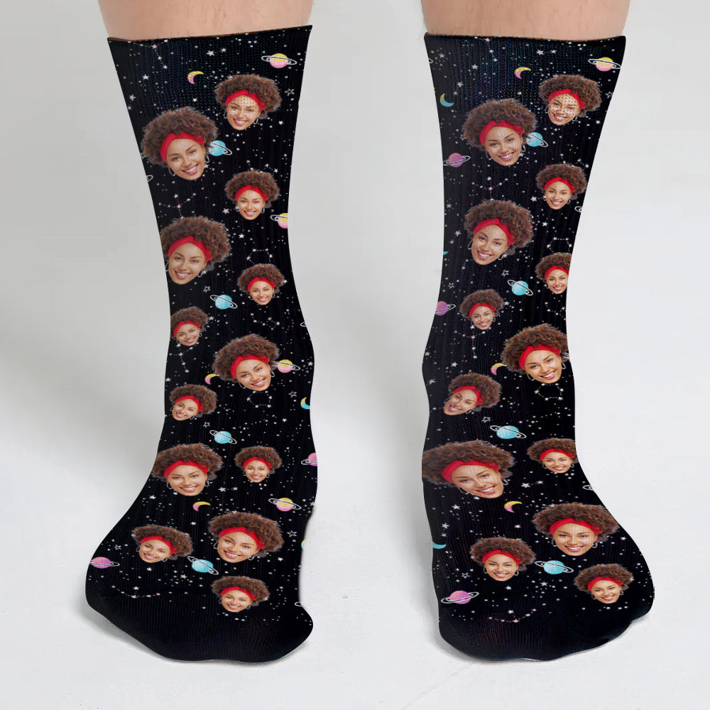 Personalisierte Socken mit Galaxy-Gesichtsmotiven für die Tochter