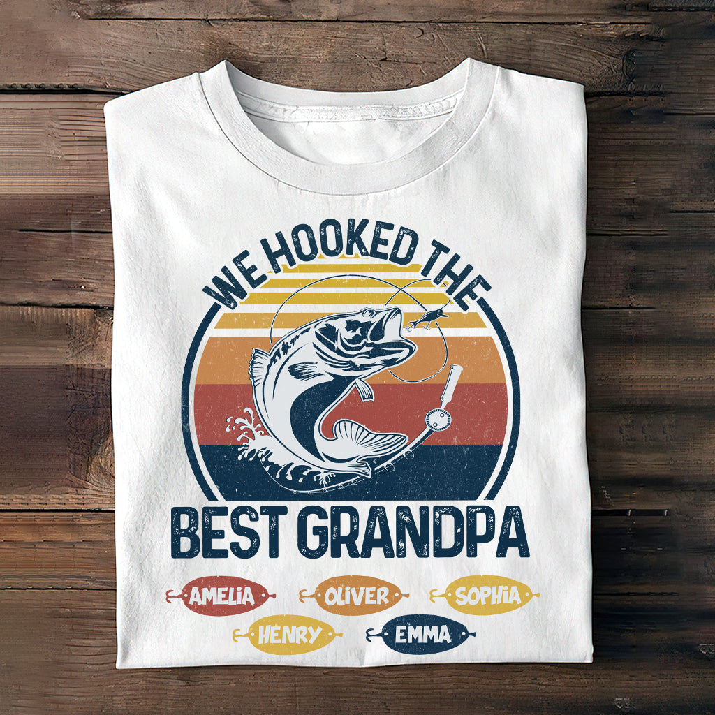 Wir haben den besten Angel-Papa und Opa am Haken! – Angelgeschenk für Papa und Opa – Personalisiertes T-Shirt und Hoodie