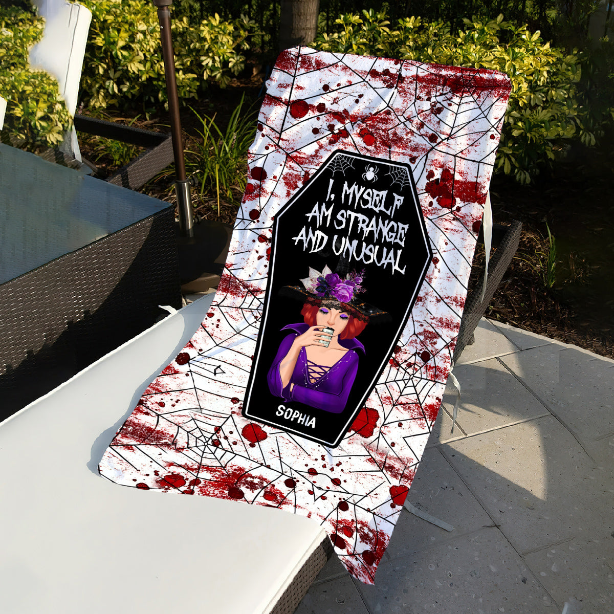 Ich selbst bin seltsam und ungewöhnlich – personalisiertes Hexen-Strandtuch