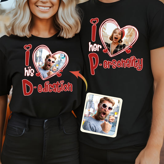 Ich liebe ihre Persönlichkeit, ich liebe seine Hingabe. Jeder Foto-Upload möglich – personalisiertes Partner-T-Shirt und Hoodie