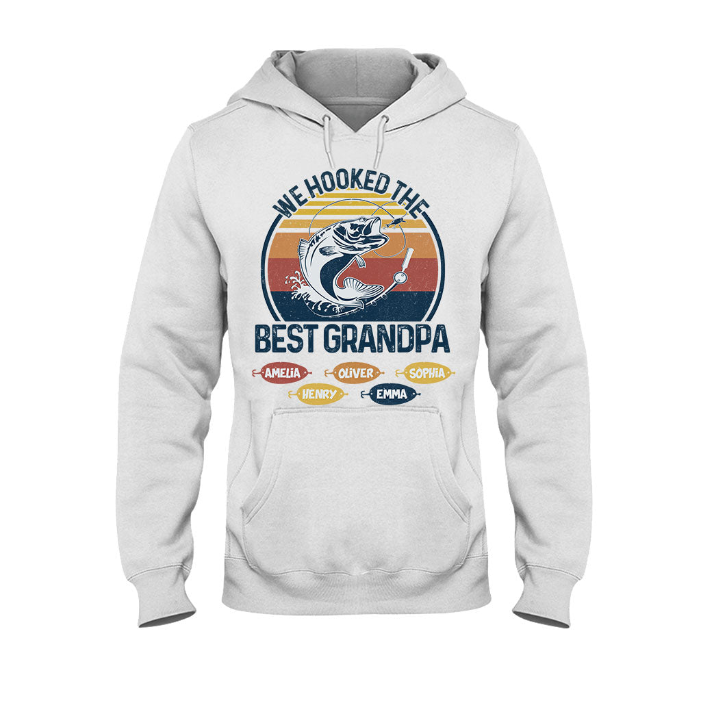 Wir haben den besten Angel-Papa und Opa am Haken! – Angelgeschenk für Papa und Opa – Personalisiertes T-Shirt und Hoodie