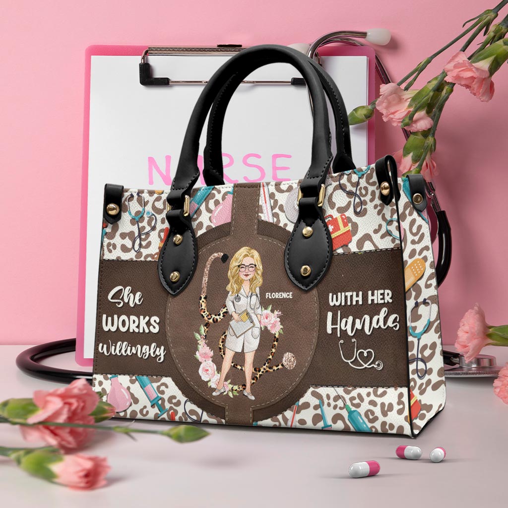Sie arbeitet bereitwillig mit ihren Händen – personalisierte Lederhandtasche für Krankenschwestern
