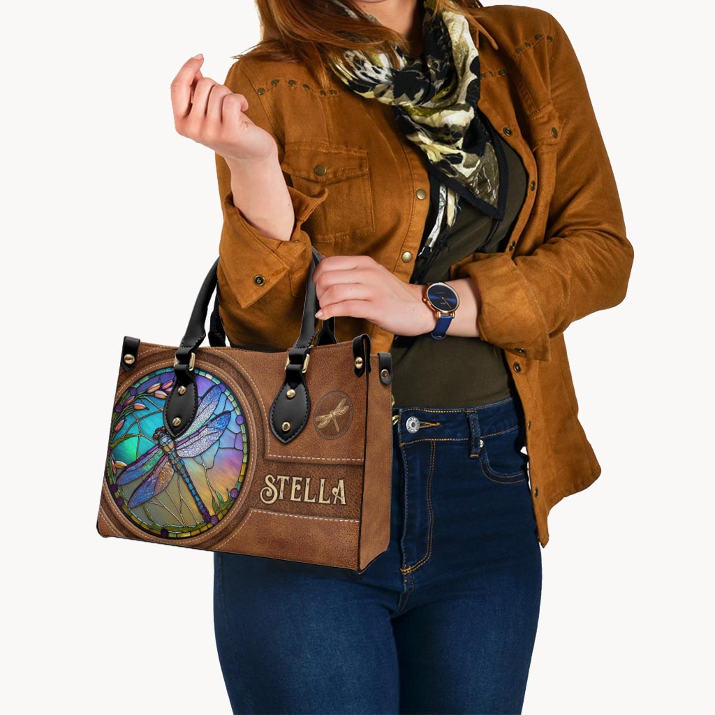 Libelle aus Buntglas - Personalisierte Libellen-Lederhandtasche