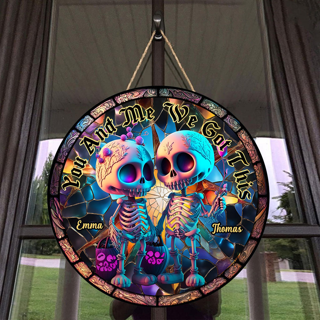 „Du und ich, wir schaffen das“ – Personalisiertes Totenkopf-Rundschild aus Holz