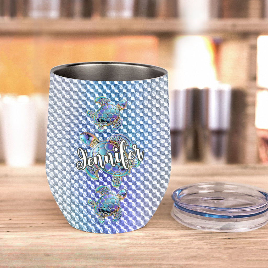 Salty Lil Beach – Personalisierter Schildkröten-Weinbecher
