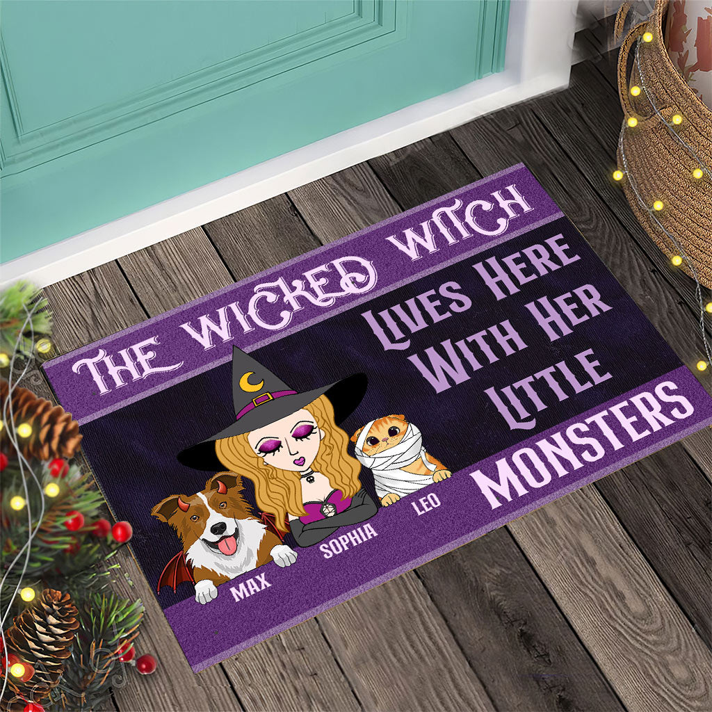 The Wicked Witch Lives Here Witrh Her Little Monsters - Personalized Dog Doormat
