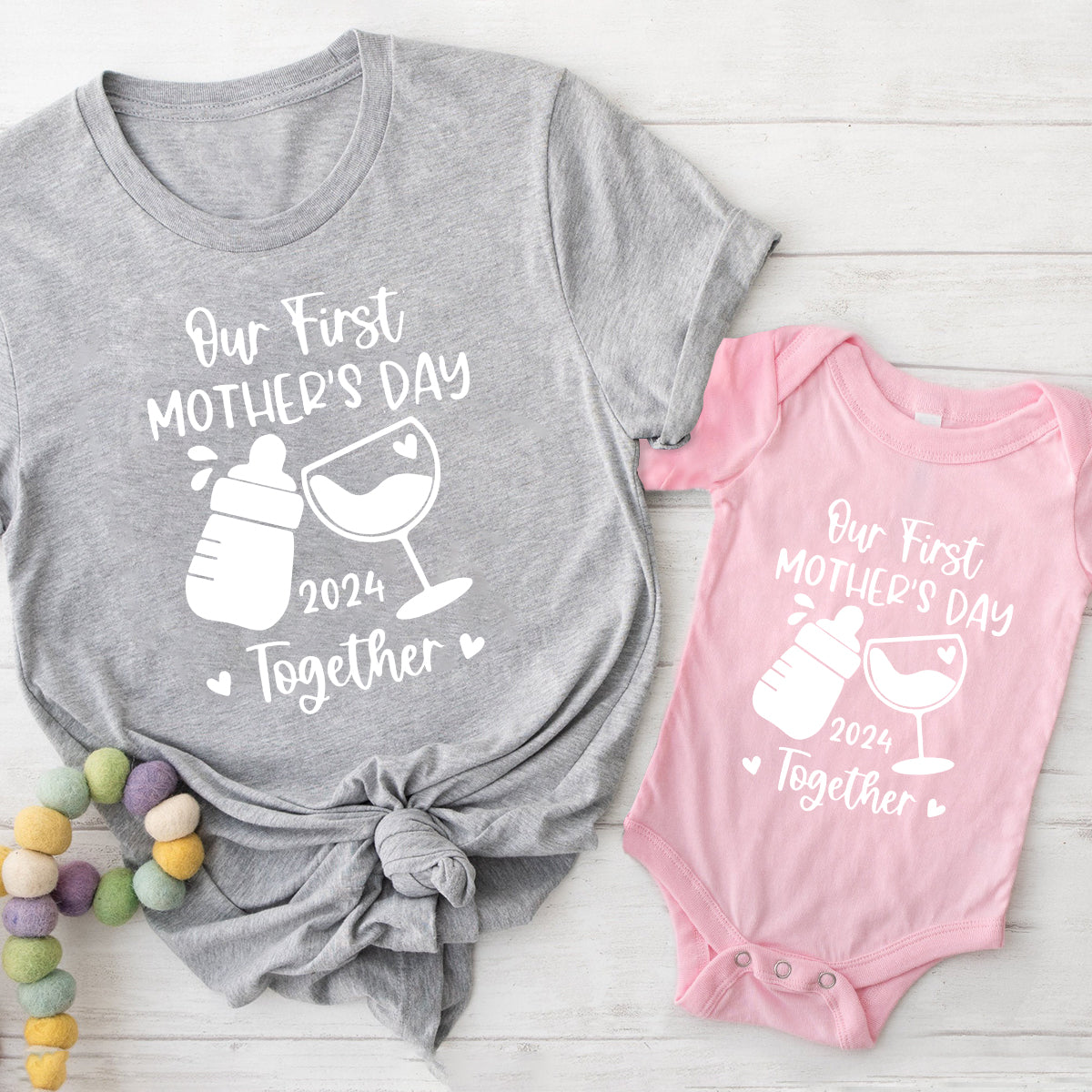 Unser erster gemeinsamer Muttertag – Milch und Wein – personalisiertes Mutter-T-Shirt und Baby-Body