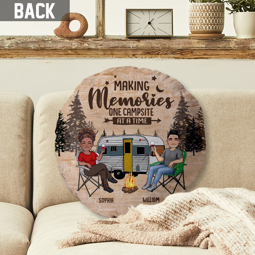 Glücklicher Camper – Campinggeschenk für Ehemann, Ehefrau, Freund, Partner – Personalisiertes Kissen in Form eines Kissens
